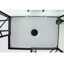 Vedere interioară a unei cabine de duș cu cadă de duș și duș de mână