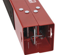 Imagine detaliată a unei bancuri de lucru roșii, reglabile