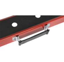 Prim-plan cu o cutie de scule roșie cu inserție neagră și mâner de transport