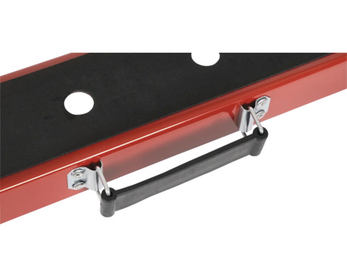 Prim-plan cu o cutie de scule roșie cu inserție neagră și mâner de transport