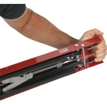 Persoană care manevrează bara de fixare a încărcăturii