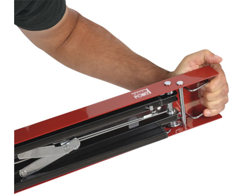 Persoană care manevrează bara de fixare a încărcăturii