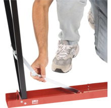 Logo Cargo Point și o persoană care fixează o plintă