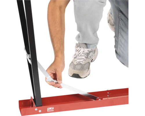 Logo Cargo Point și o persoană care fixează o plintă