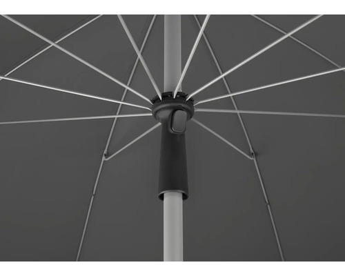 Vizualizare detaliată a unei umbrele de soare cu nervuri, baldachin și stâlp