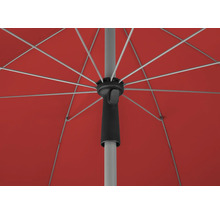 Vizualizare detaliată din partea inferioară a unei umbrele de soare deschise cu nervuri, stâlp și mecanism de glisare