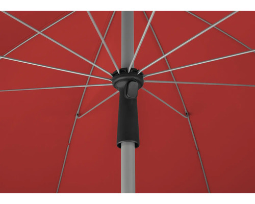 Vizualizare detaliată din partea inferioară a unei umbrele de soare deschise cu nervuri, stâlp și mecanism de glisare
