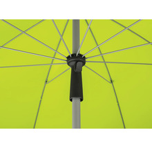 Prim-plan cu o umbrelă de soare cu înveliș verde deschis și spițe argintii