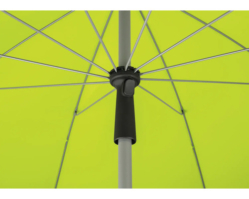 Prim-plan cu o umbrelă de soare cu înveliș verde deschis și spițe argintii