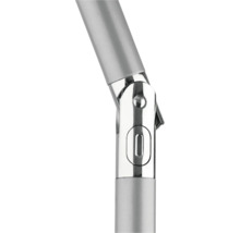 Prim-plan al brațului lămpii cu articulație metalică reglabilă