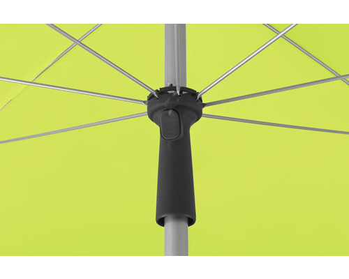 Prim-plan de dedesubt al unei umbrele de soare cu balene și catarg.