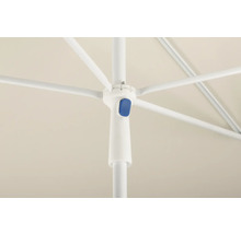 Prim-plan cu o umbrelă de soare cu mecanism de deschidere și închidere