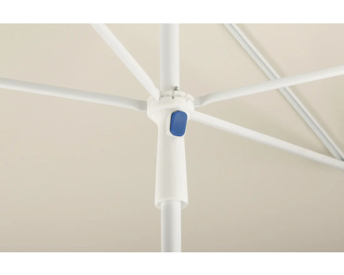 Prim-plan cu o umbrelă de soare cu mecanism de deschidere și închidere