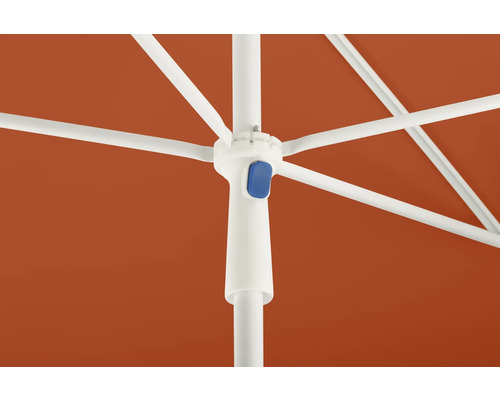 Imagine detaliată cu o umbrelă de soare deschisă, cu husă portocalie, cadru alb și buton albastru