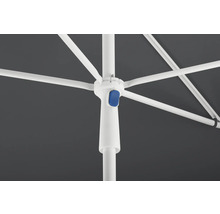 Imagine detaliată a unei umbrele de soare cu cadru alb și buton albastru