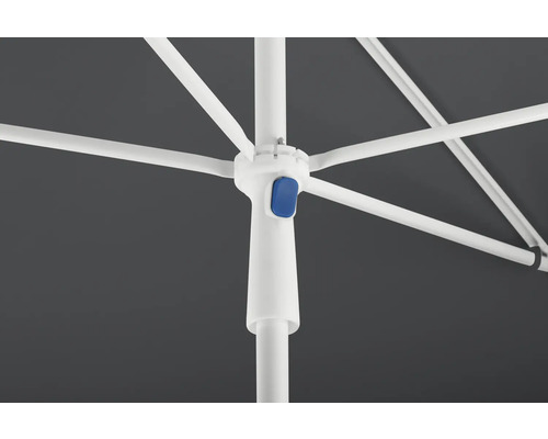 Imagine detaliată a unei umbrele de soare cu cadru alb și buton albastru