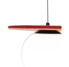 Vizualizare detaliată a unei lămpi suspendate cu abajur și corp de iluminat