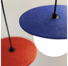 Vizualizare detaliată a două lămpi suspendate cu abajururi rotunde din pâslă