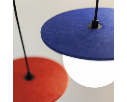 Vizualizare detaliată a două lămpi suspendate cu abajururi rotunde din pâslă