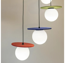 Corpuri de iluminat suspendate multicolore cu abajururi rotunde și becuri sferice.