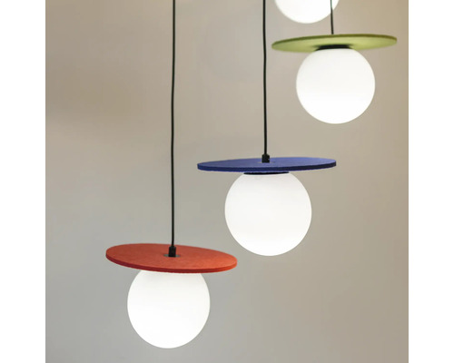 Corpuri de iluminat suspendate multicolore cu abajururi rotunde și becuri sferice.