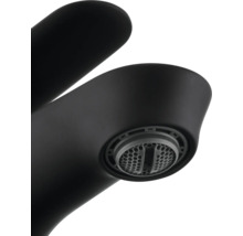 Prim-plan cu robinet negru cu aerator