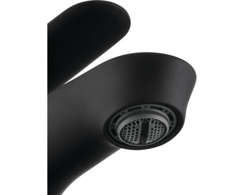 Prim-plan cu robinet negru cu aerator