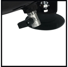 Prim-plan cu un robinet de golire pe un rezervor de aer comprimat