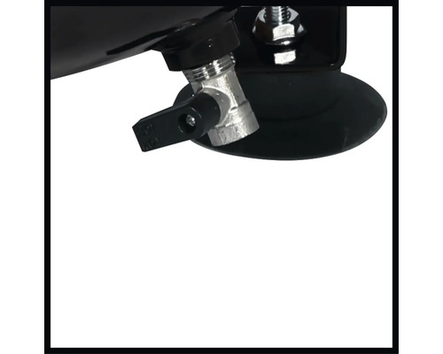 Prim-plan cu un robinet de golire pe un rezervor de aer comprimat