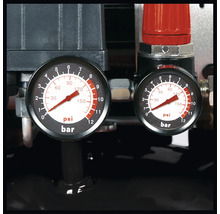 Prim-plan cu două manometre pentru măsurarea presiunii pe un compresor