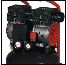 Detaliu cu un compresor cu manometre pentru măsurarea presiunii