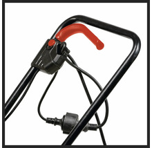 Prim-plan al mânerului unei mașini de tuns iarba cu comenzi și cablu de alimentare