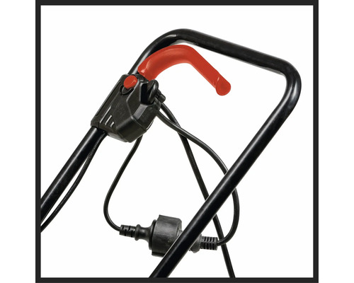 Prim-plan al mânerului unei mașini de tuns iarba cu comenzi și cablu de alimentare