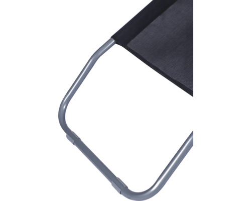 Prim-plan cu un scaun de camping cu cadru metalic și tapițerie din material textil