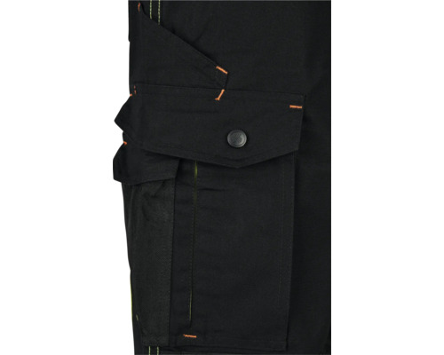 Prim-plan cu pantaloni de lucru cu buzunar și nasture