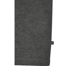 Imagine detaliată a unui tricou polo gri din bumbac cu o mică etichetă cu logo