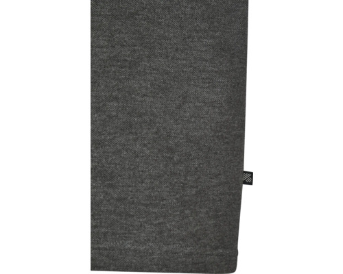 Imagine detaliată a unui tricou polo gri din bumbac cu o mică etichetă cu logo