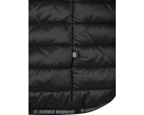 Prim-plan cu o jachetă matlasată cu logo-ul Hammer Workwear.