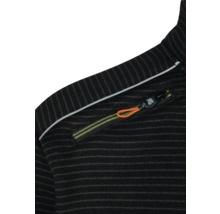 Prim-plan cu cardigan negru cu buzunar cu fermoar