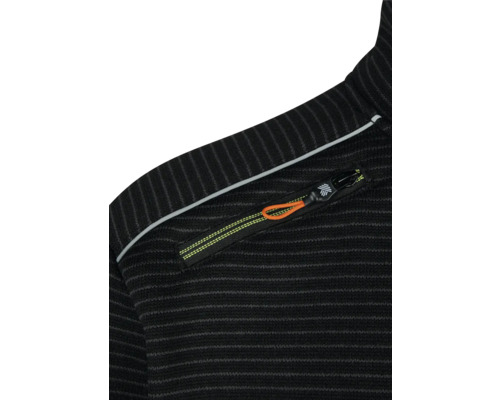 Prim-plan cu cardigan negru cu buzunar cu fermoar