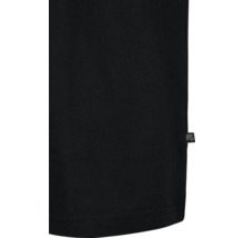 Prim-plan cu un tricou negru cu o etichetă mică cu logo.