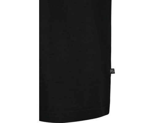 Prim-plan cu un tricou negru cu o etichetă mică cu logo.