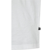 Prim-plan cu un tricou alb cu o etichetă mică