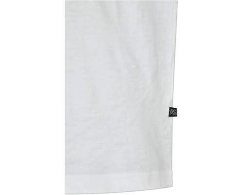 Prim-plan cu un tricou alb cu o etichetă mică