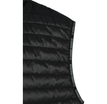 Detaliu al unei veste de lucru matlasate negre cu logo-ul Hammer Workwear.