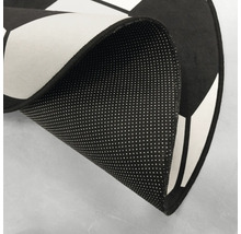 Vedere detaliată a unui covor cu model de fotbal care arată partea inferioară antiderapantă