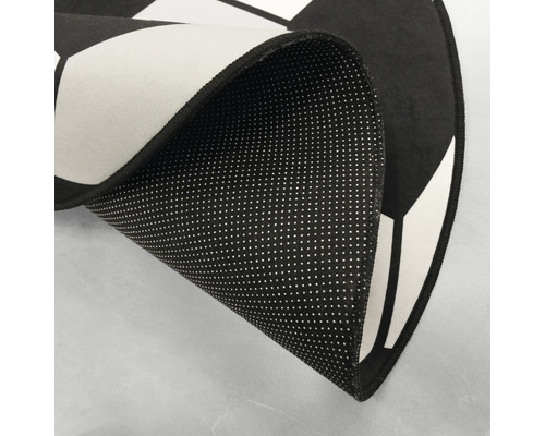 Vedere detaliată a unui covor cu model de fotbal care arată partea inferioară antiderapantă