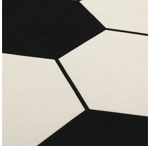 Prim-plan cu un model de minge de fotbal alb-negru