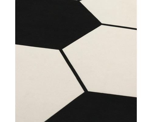 Prim-plan cu un model de minge de fotbal alb-negru