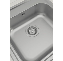 Prim-plan cu o chiuvetă din oțel inoxidabil cu scurgere